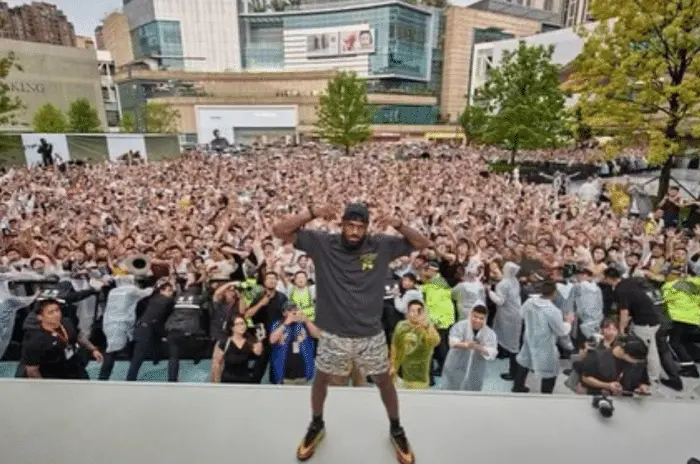 高喊, 日凌晨飞抵, 成都双子塔