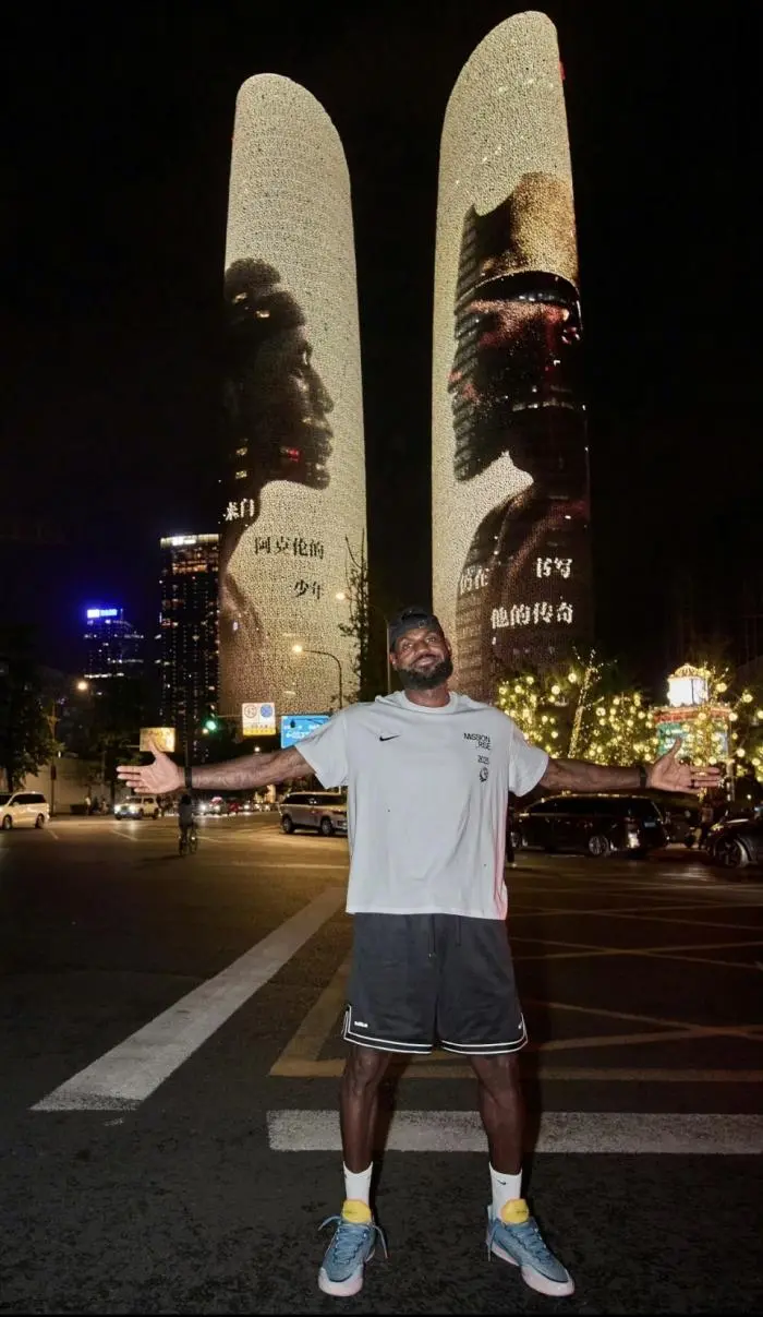 戴王冠合影, div