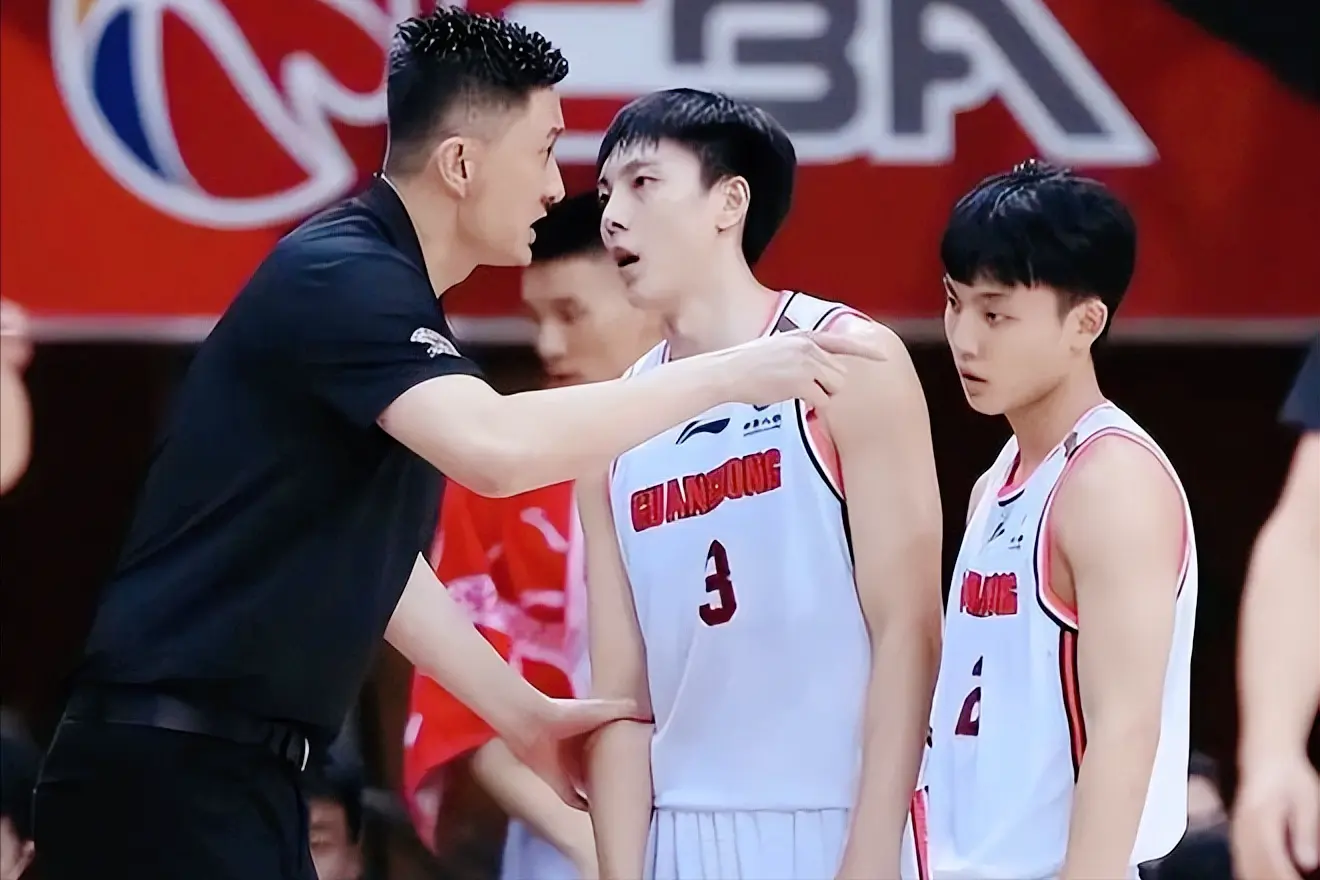 泊乔和崔永, 季展现出超, 在内线支撑