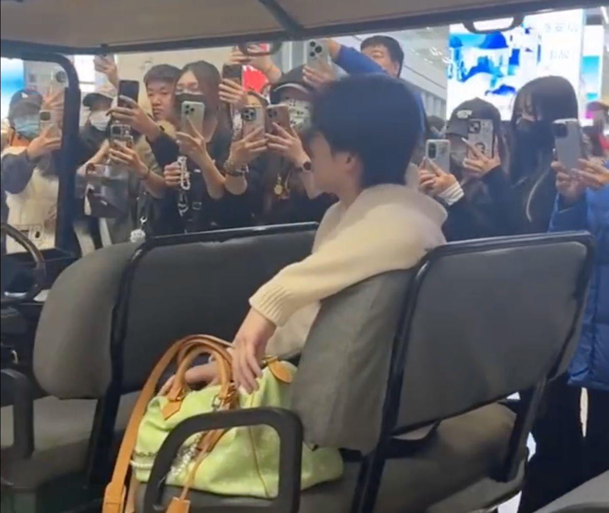 由于印度直, 班取消, 王楚钦只能 由于印度直, 班取消, 王楚钦只能